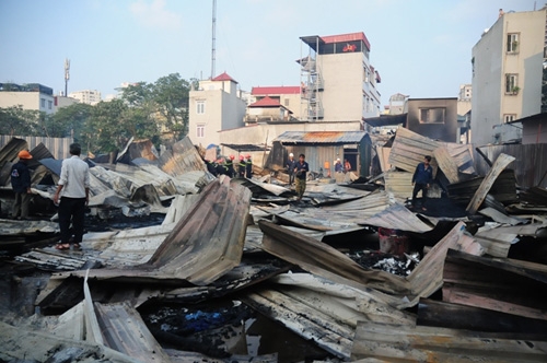 'Bà hỏa' viếng khu lán trọ của gần 1.000 công nhân ở Hà Nội